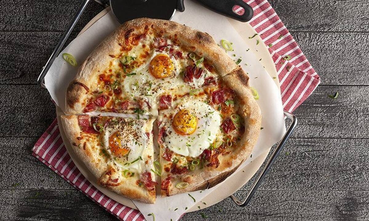 Φτιάξτε πίτσα με αβγά όπως ο Άκης Πετρετζίκης! 