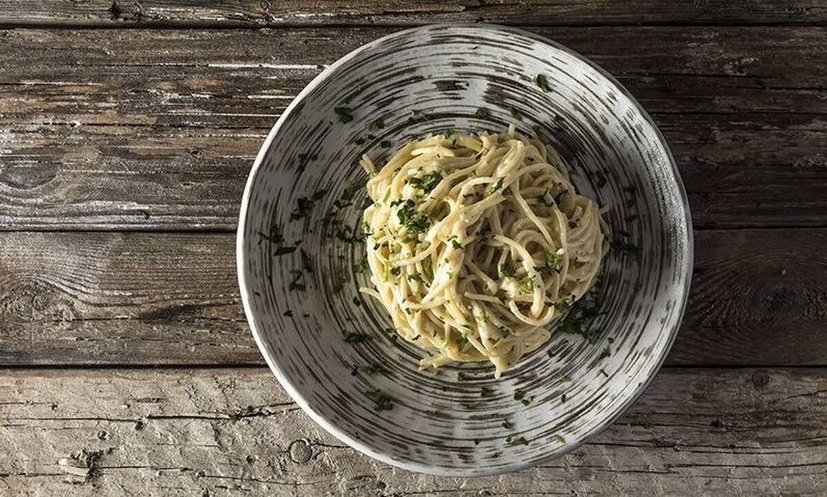 Μακαρονάδα με τέσσερα τυριά από τον Άκη Πετρετζίκη – Ένα πιάτο απλό και νόστιμο  για ερωτευμένους 