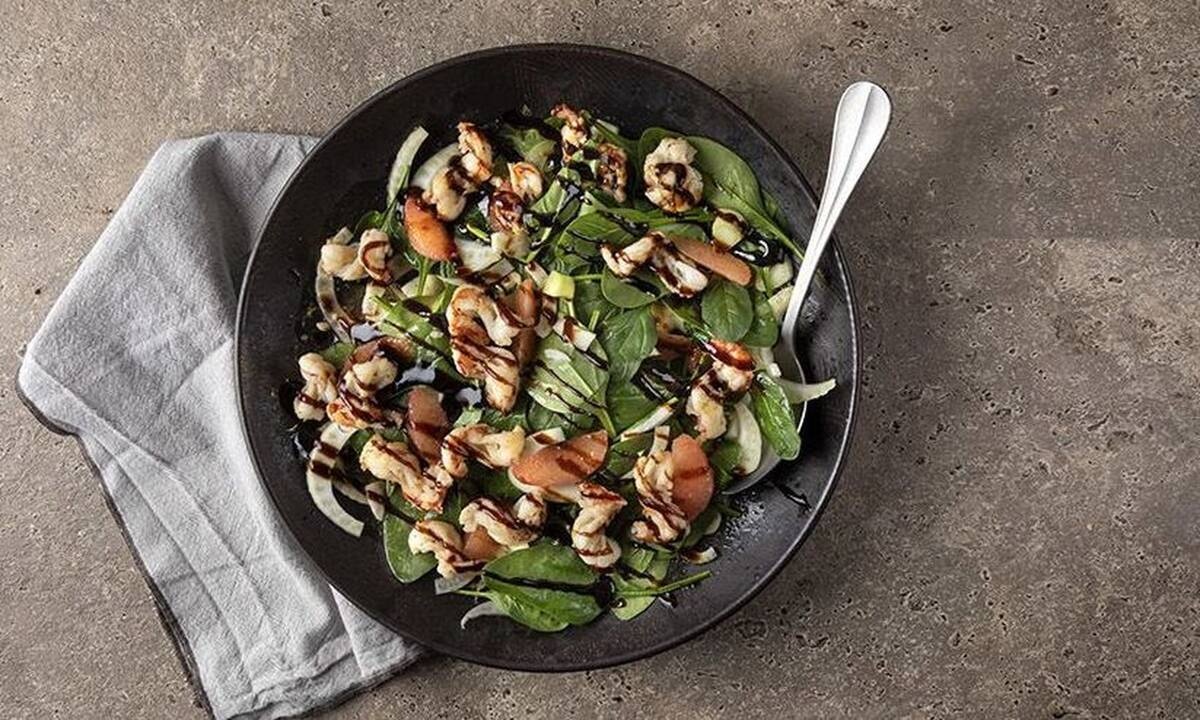 Σαλάτα με εσπεριδοειδή και γαρίδες από τον Άκη Πετρετζίκη