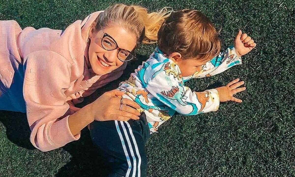Τζένη Θεωνά: Φωτογραφίζει τον γιο της και τον αποκαλεί «παιδί των λουλουδιών»