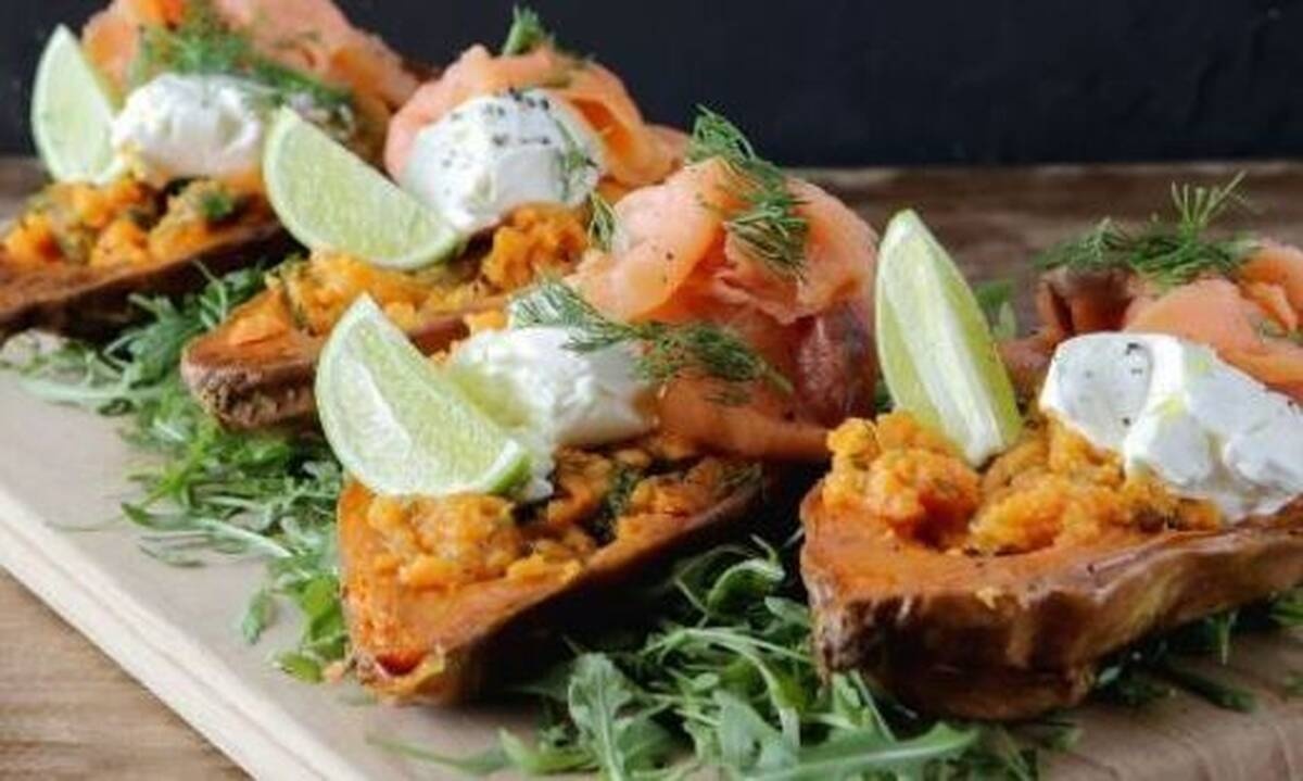 Γλυκοπατάτες γεμιστές με σολομό από τον Άκη Πετρετζίκη