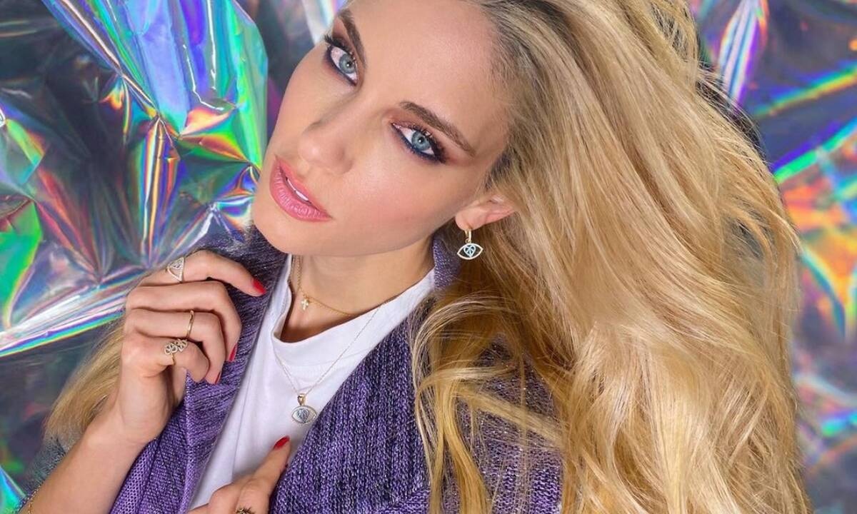 Γιατί η Δούκισσα Νομικού φοράει το ίδιο μπουφάν από το 2017;