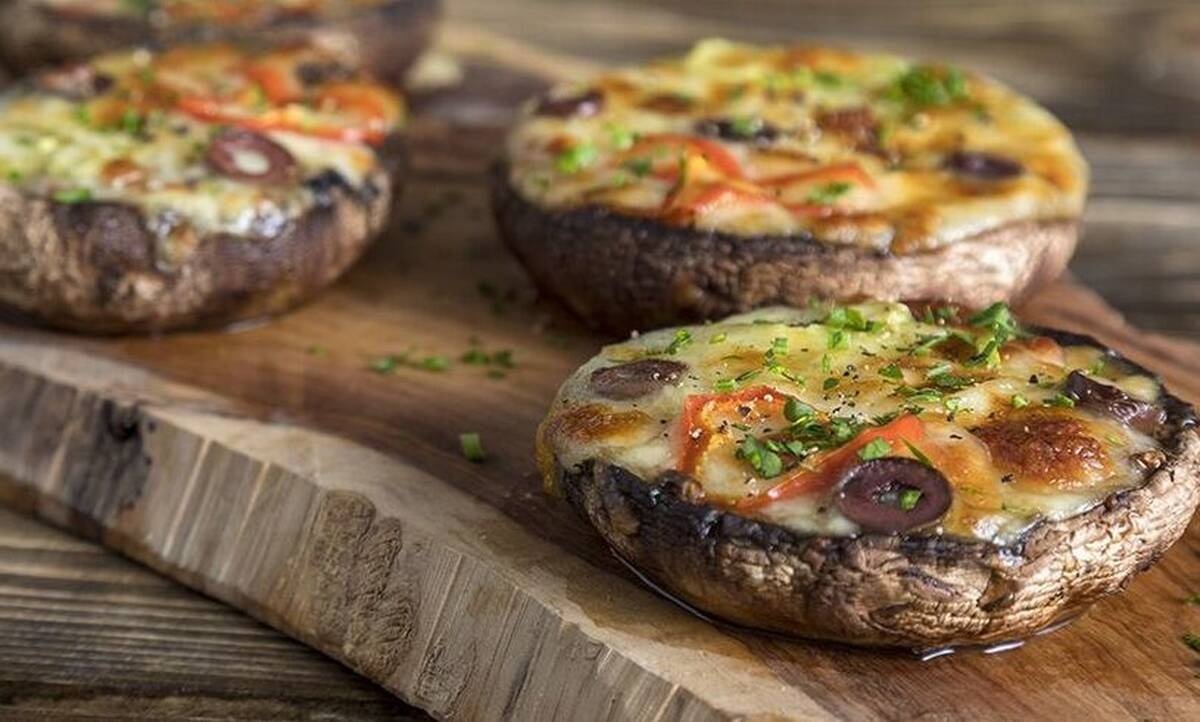 Μία διαφορετική συνταγή! Μανιτάρια πίτσα από τον Άκη Πετρετζίκη