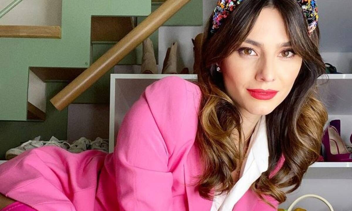 Θα ζηλέψεις τα κατακκόκινα νύχια της Ηλιάνας Παπαγεωργίου