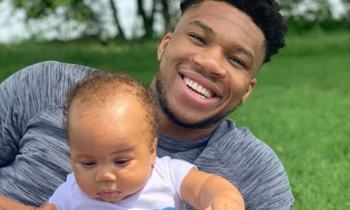 Γιάννης Αντετοκούνμπο: Φωτογραφίζεται με τον γιο του στο παρκέ του γηπέδου