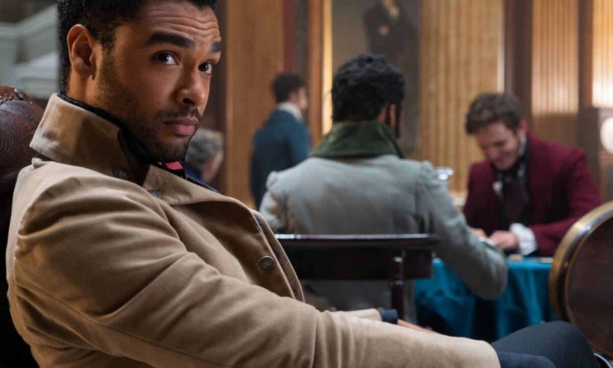 Ο πρωταγωνιστής του Bridgerton φλερτάρει on camera