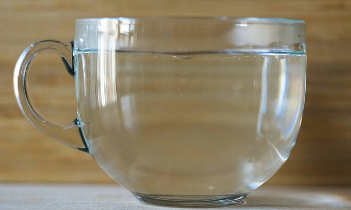 Ζεστό νερό το πρωί: Πώς βοηθά την υγεία (εικόνες)