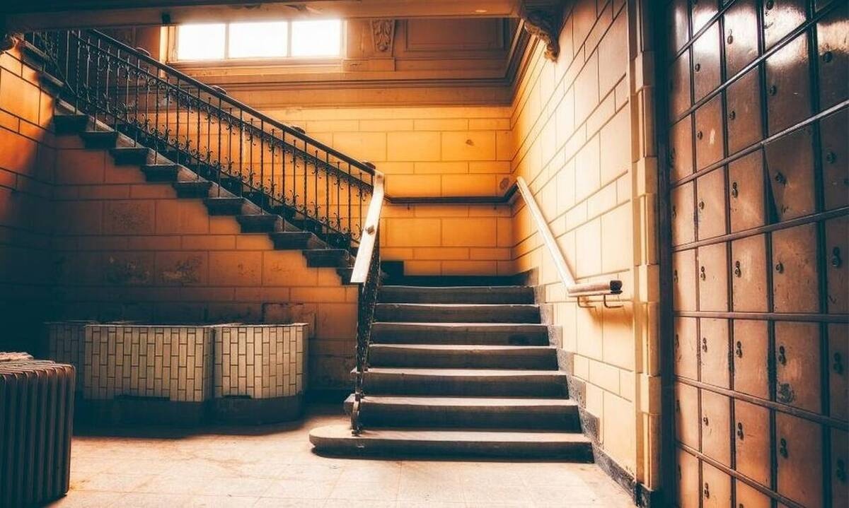 Φρίκη: Έριξε το γιο της συντρόφου του από τις σκάλες - Νεκρό το παιδί