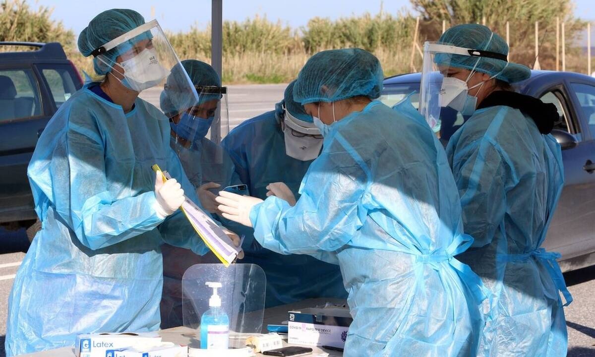 Κρούσματα σήμερα: Πάνω από 2.000 οι νέες μολύνσεις – Ολοταχώς για νέα μέτρα