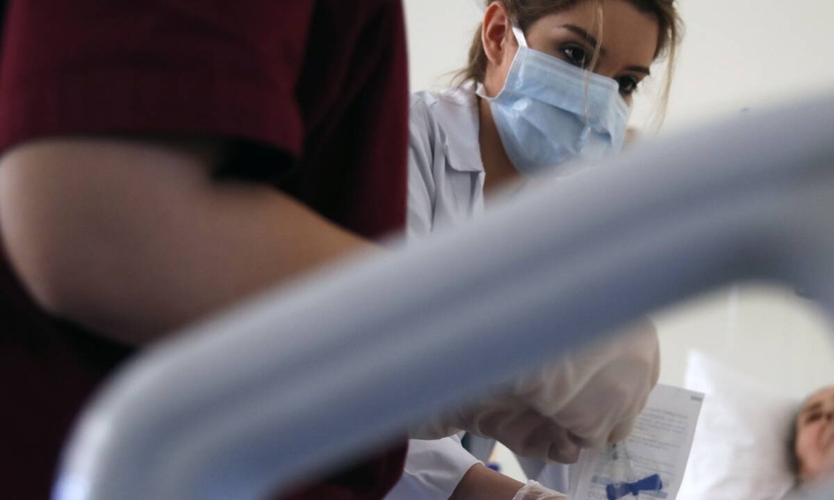 Κρούσματα σήμερα: 2.702 νέα ανακοίνωσε ο ΕΟΔΥ - 40 θάνατοι σε 24 ώρες, στους 431 οι διασωληνωμένοι