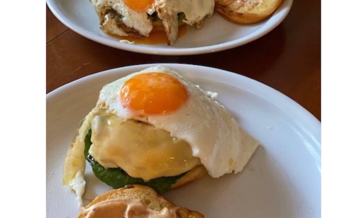 Συνταγή για το πιο λαχταριστό Cheese Burger με αυγό (Γράφει αποκλειστικά στο Queen.gr η Majenco)