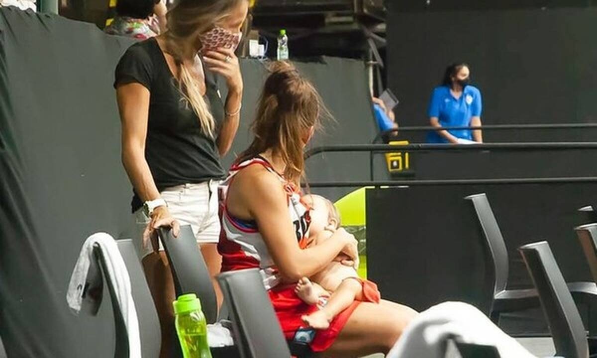 Αθλήτρια θηλάζει το μωρό της στον πάγκο και στέλνει ένα δυνατό μήνυμα! (pics)