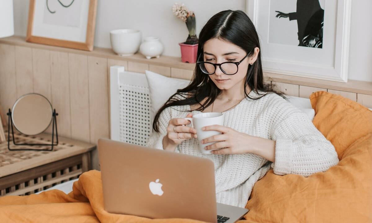 Σου βρήκαμε τα ωραιότερα cozy πουλόβερ για τις ημέρες της τηλεκπαίδευσης