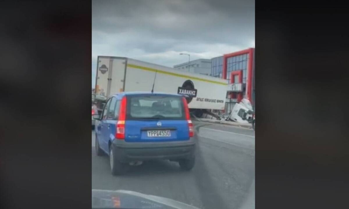 Σοβαρό τροχαίο στον Κηφισό - Νταλίκα δίπλωσε και έπεσε στον παράδρομο