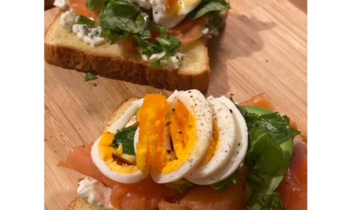 Σνακ brioche με σολομό, αβοκάντο και λάδι τρούφας (Γράφει η Majenco για το Queen.gr)