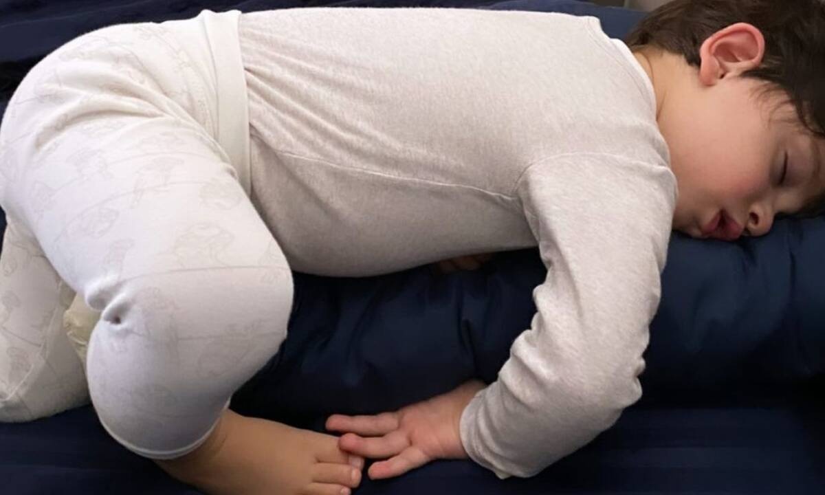 Γνωστή Ελληνίδα μαμά φωτογραφίζει τον γιο της καθώς κοιμάται