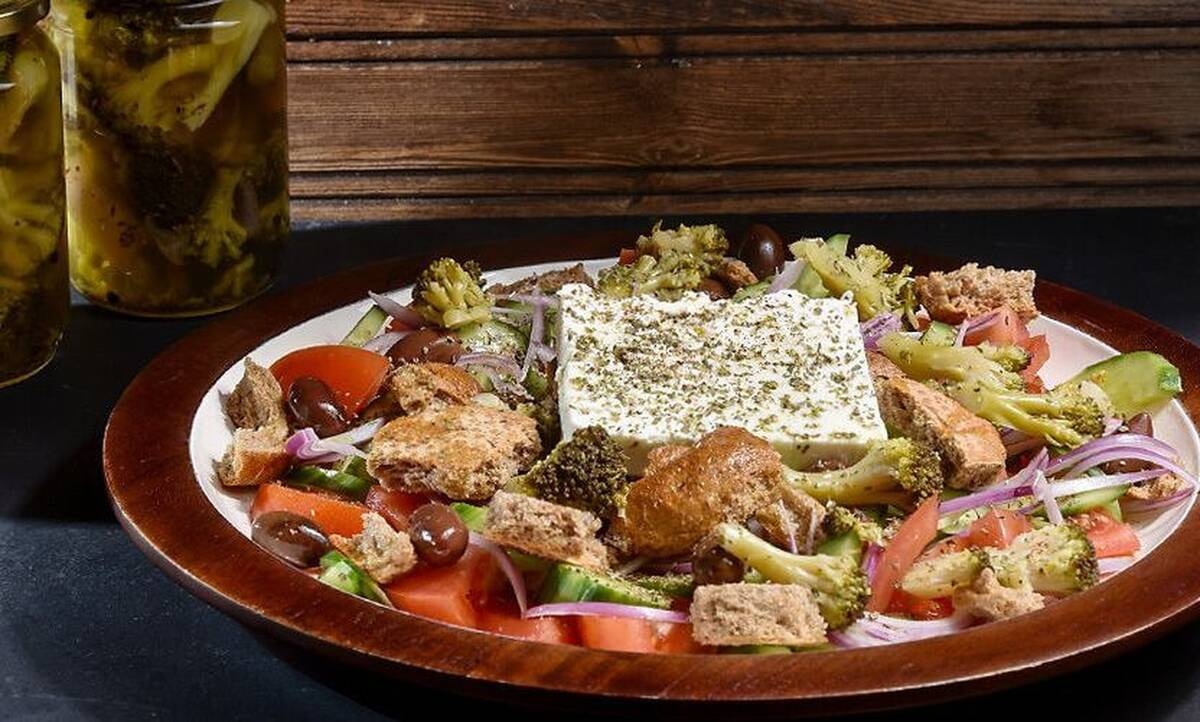 Μπρόκολο τουρσί με σαλάτα από τον Άκη Πετρετζίκη