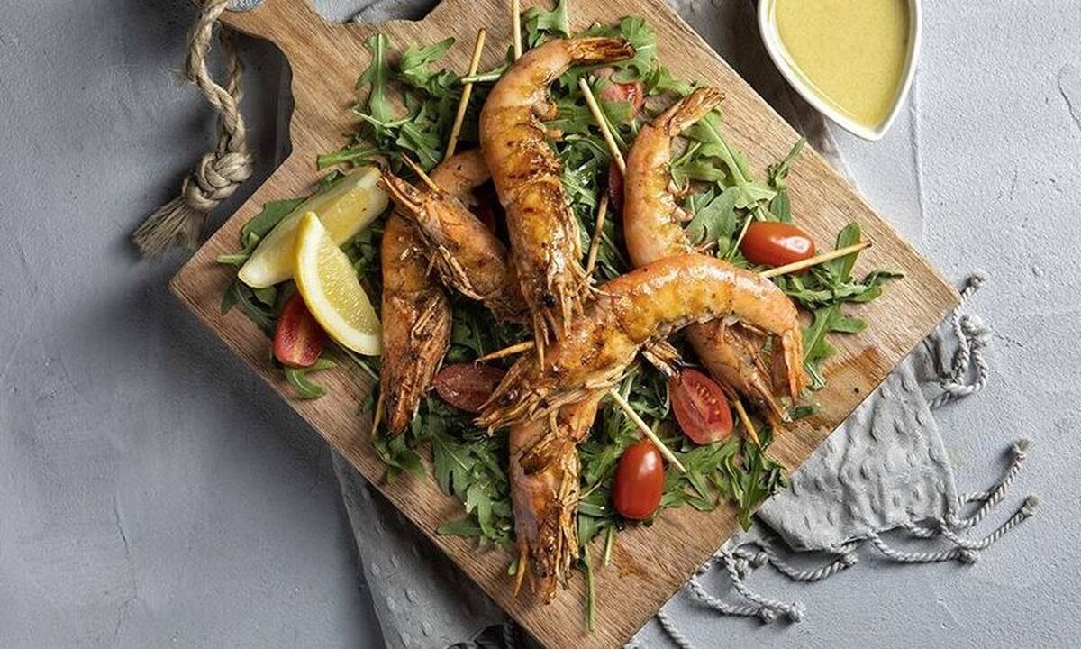 Γαρίδες σουβλάκι με λαδολέμονο από τον Άκη Πετρετζίκη