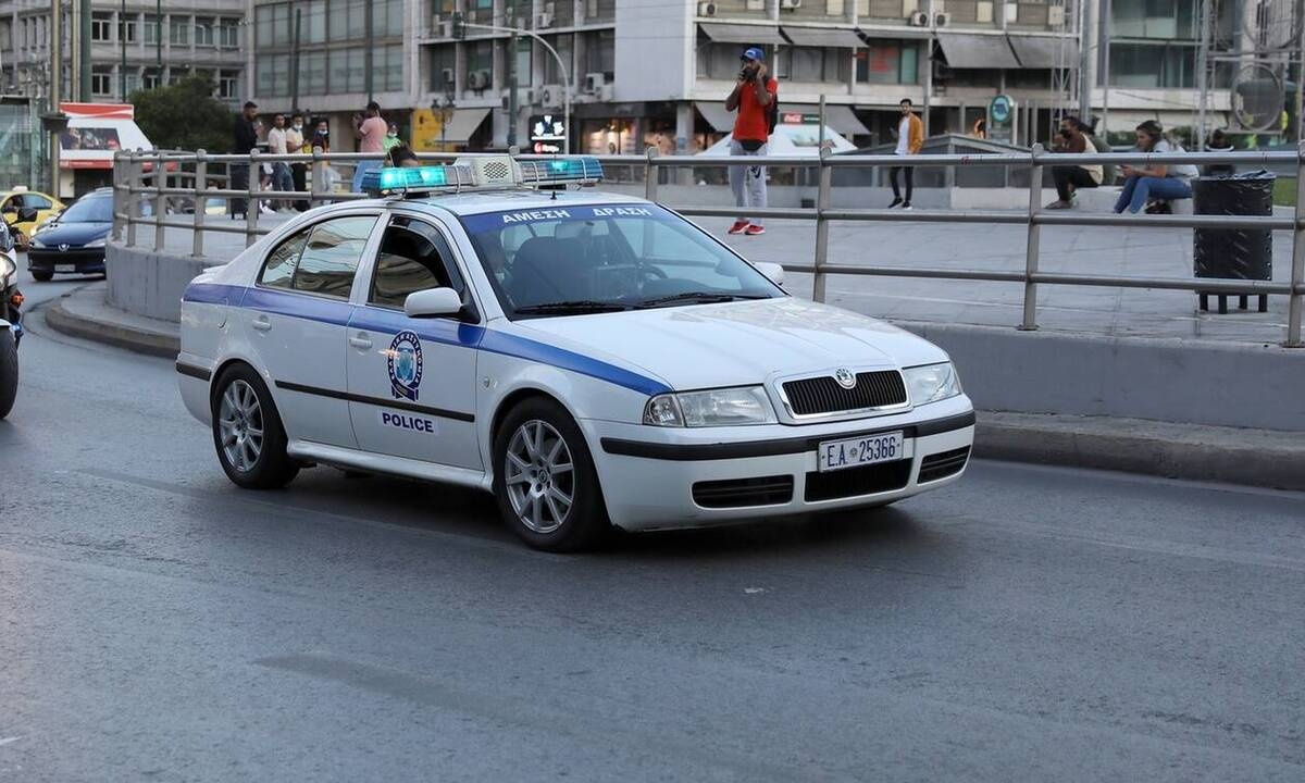 Όχημα ξέφυγε από την πορεία του και παρέσυρε μοτοσικλετιστή στη Λιοσίων μετά από καταδίωξη