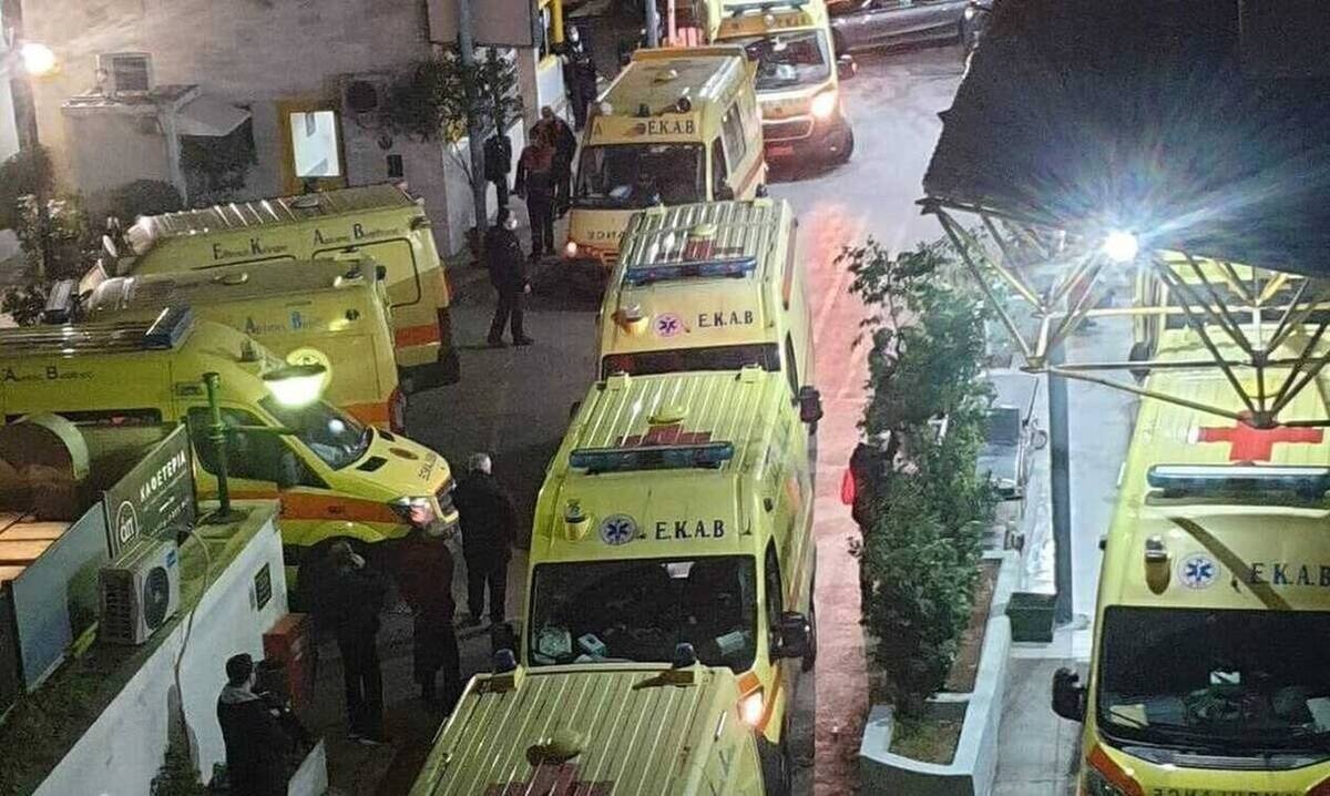 Νοσοκομείο «Ευαγγελισμός»: Η εφιαλτική εφημερία και η φωτογραφία με τα ασθενοφόρα που σόκαρε