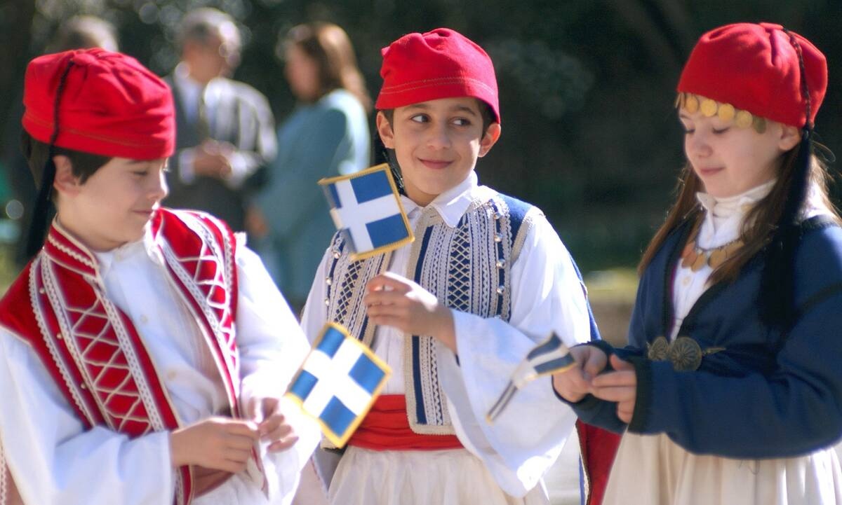 Τα καλύτερά μας χρόνια: Ο Άγγελος τιμά, με τον δικό του τρόπο, την εθνική επέτειο του 1821