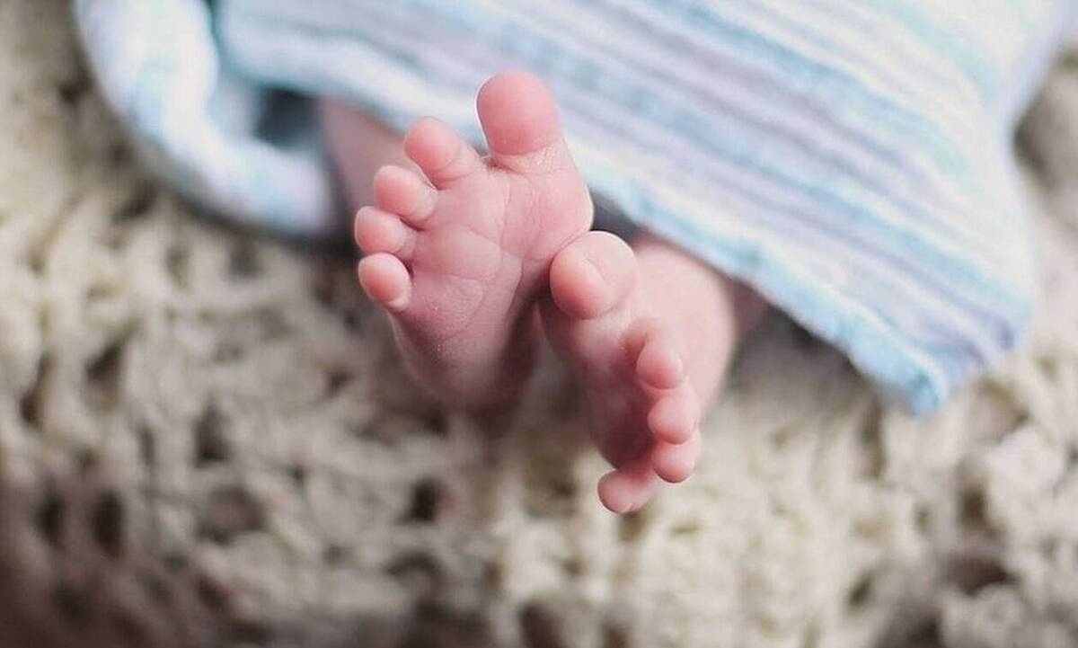 Κτηνωδία: Πέταξε το δυο μηνών βρέφος της φίλης της από τα 40 μέτρα