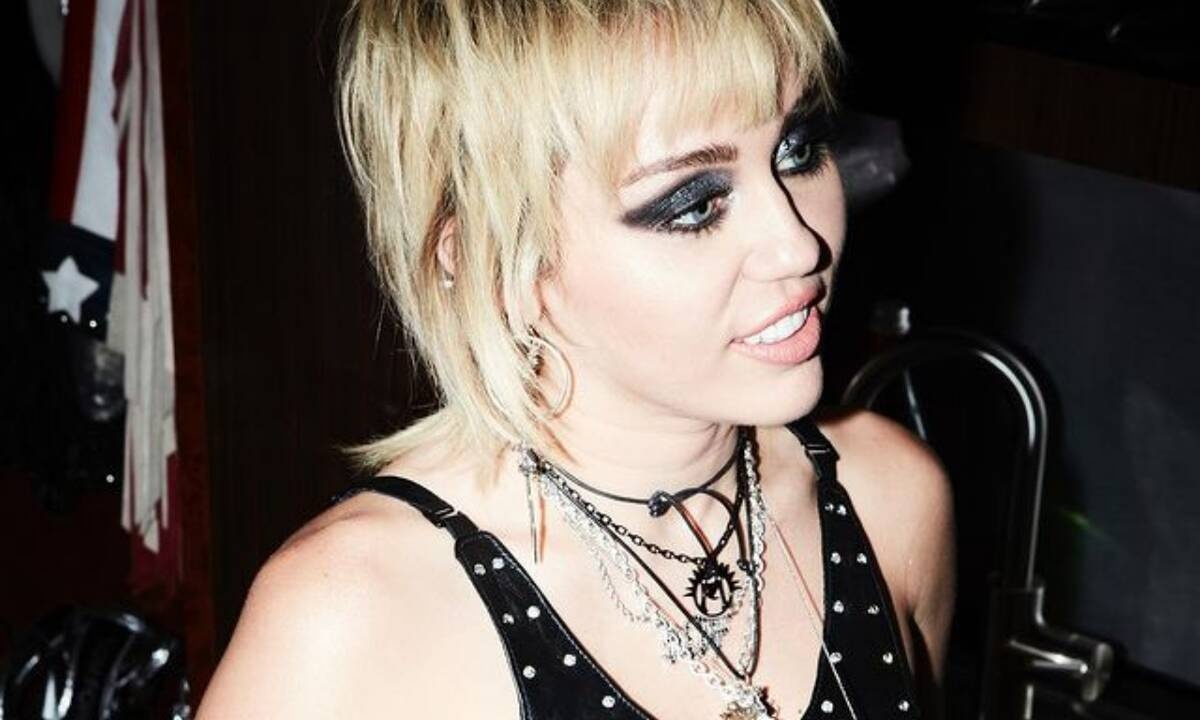 Miley Cyrus: Mε αυτή την κίνηση μας γύρισε 15 χρόνια πίσω