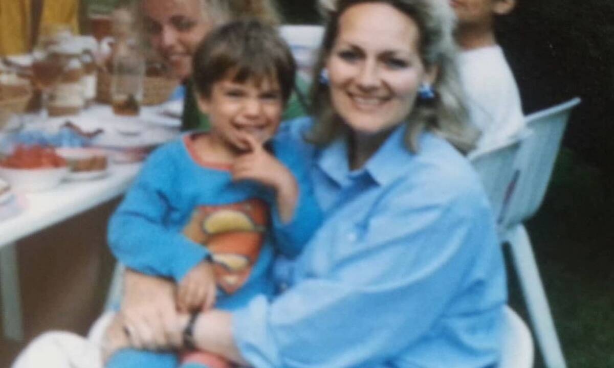 Αναγνωρίζεις τον κούκλο ηθοποιό στο αγοράκι της φωτό;