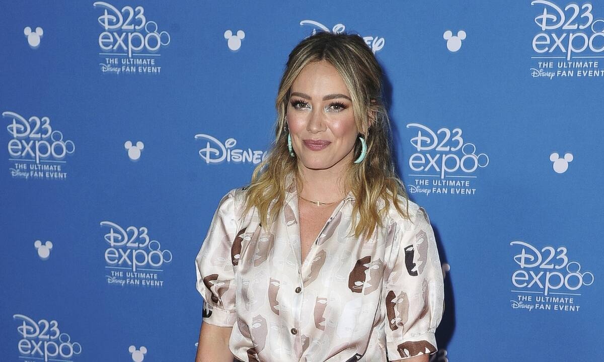 Απίστευτο! Η Hilary Duff γέννησε το τρίτο της παιδί με τον πιο απρόσμενο τρόπο