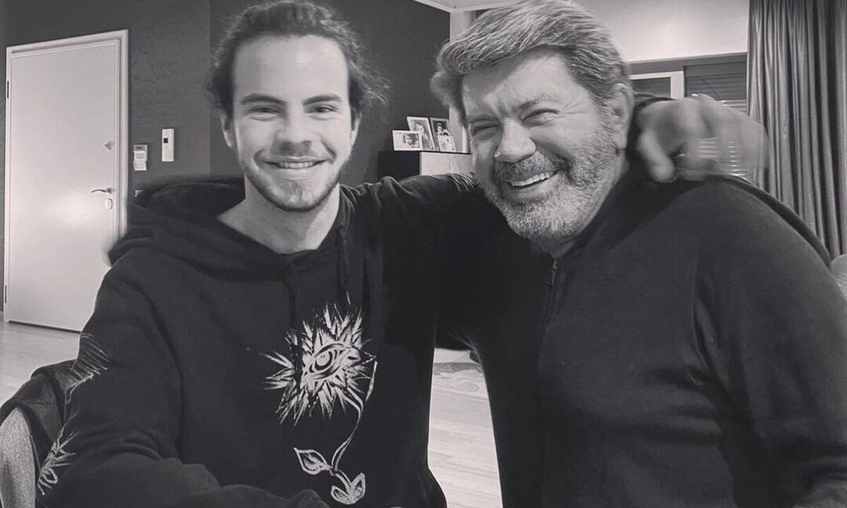 Άγγελος Λάτσιος: Η νέα φωτό, το σκεπτικό βλέμμα και το σχόλιο της αδερφής του, Λάουρας