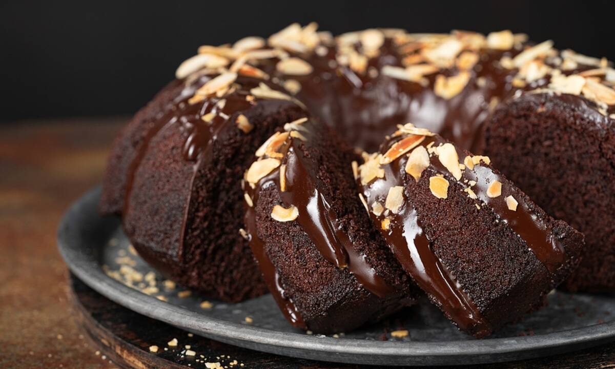 Κέικ σοκολάτας που θα φτιάξετε με θρυμματισμένα μπισκότα (vid)