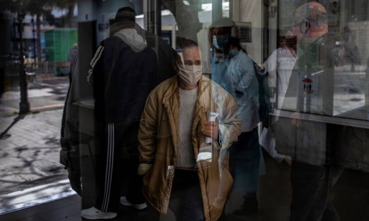 Κρούσματα σήμερα: «Ζωσμένη» η Αττική, ανακοινώθηκαν 1.383 νέες μολύνσεις - Στα ύψη και η Θεσσαλονίκη