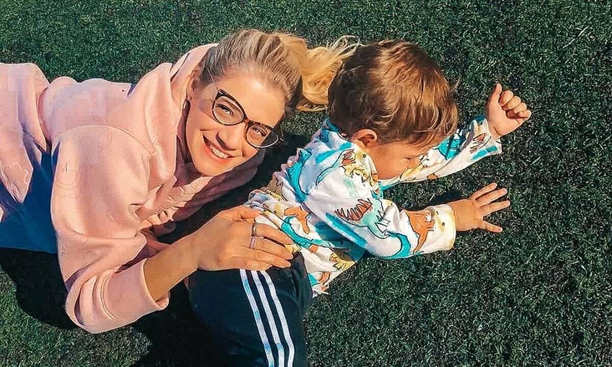 Ο γιος της Τζένης Θεωνά ζωγραφίζει με τη Μαρία Καβογιάννη (εικόνες)