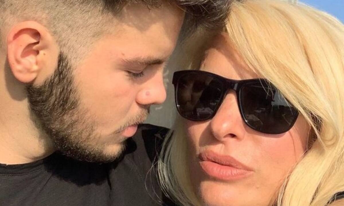 Ελένη Μενεγάκη: Βόλτα με τον γιο της στην Κηφισιά - Δείτε τις νέες φώτο