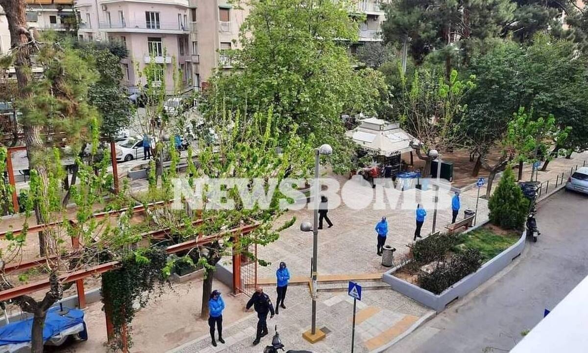 Πλατεία Βαρνάβα: «Περικυκλωμένη» από δεκάδες αστυνομικούς - Βάζουν «φρένο» στα κορονοπάρτι