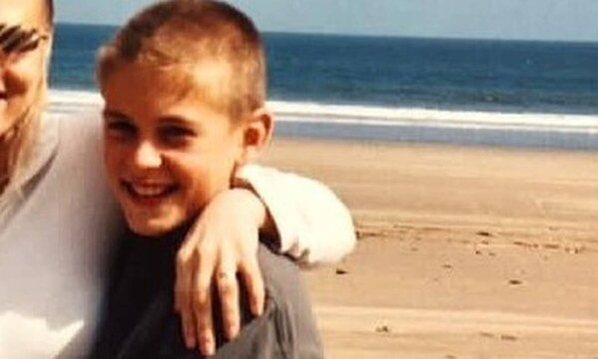 Aναγνωρίζετε τον πιτσιρικά της φωτογραφίας; Δε θα πιστεύετε ποιος είναι (pic)