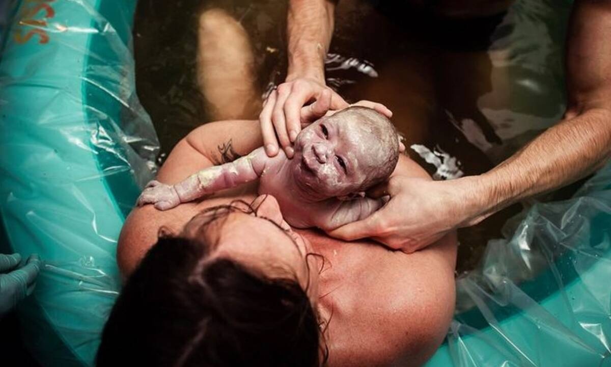 Ο τοκετός στο νερό μέσα από συγκλονιστικές φωτογραφίες (pics)