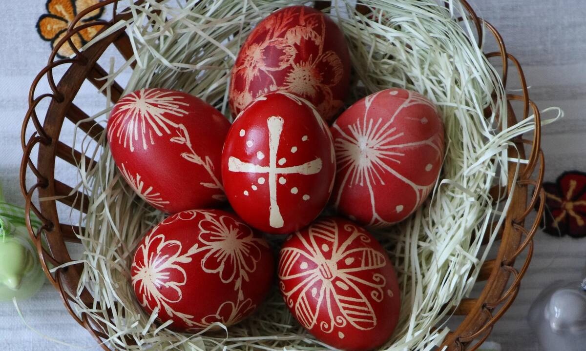 Μεγάλη Πέμπτη: 8 διαφορετικοί τρόποι για να βάψετε τα αυγά σας