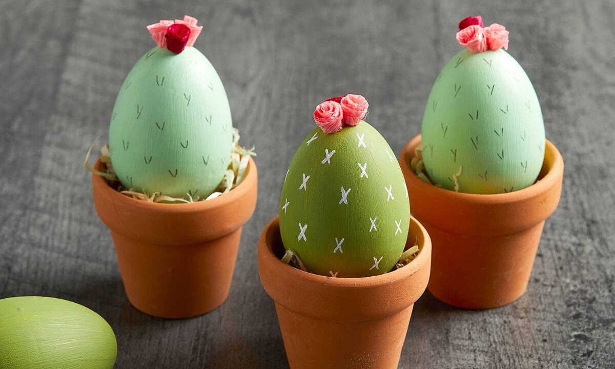 DIY ideas: Πώς θα μεταμορφώσεις τα πασχαλινά διακοσμητικά αυγά σε χρωματιστά κακτάκια (photos)