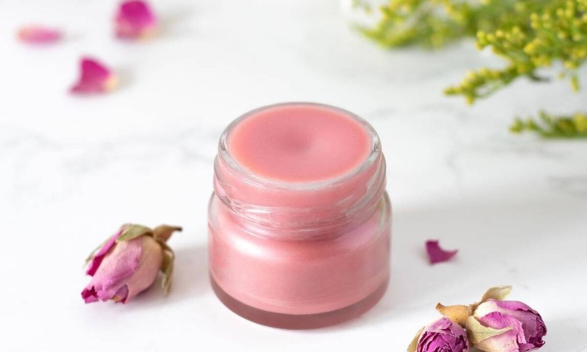 Θέλεις βελούδινα χείλη; Αυτά είναι τα lip balm που πρέπει να πάρεις