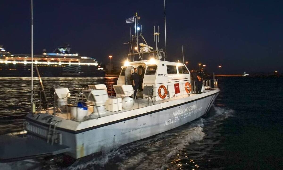 Θαλαμηγός με 170 αλλοδαπούς ρυμουλκείται στο λιμάνι της Καλαμάτας