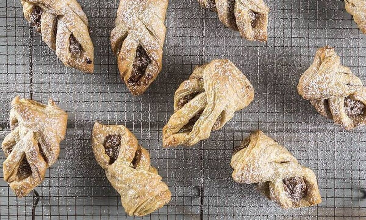 Λαχταριστά σφολιατάκια με μπανάνες από τον Άκη Πετρετζίκη