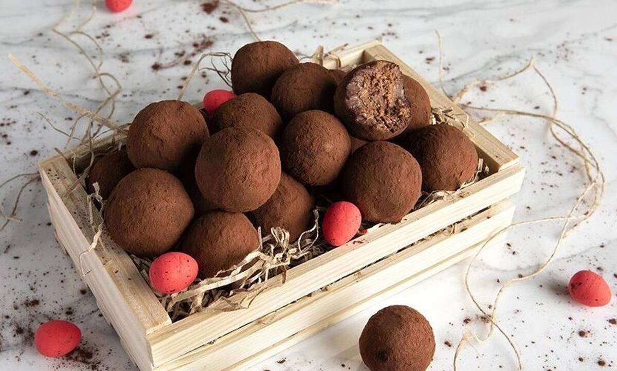 Τρουφάκια με πασχαλινά κουλουράκια από τον Άκη Πετρετζίκη