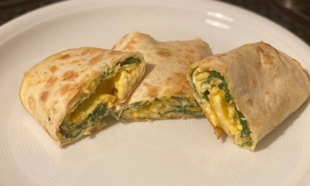 Συνταγή για μαγική ομελέτα Burrito με σπανάκι και λιωμένο τυρί (Γράφει για το Queen.gr η Majenco)
