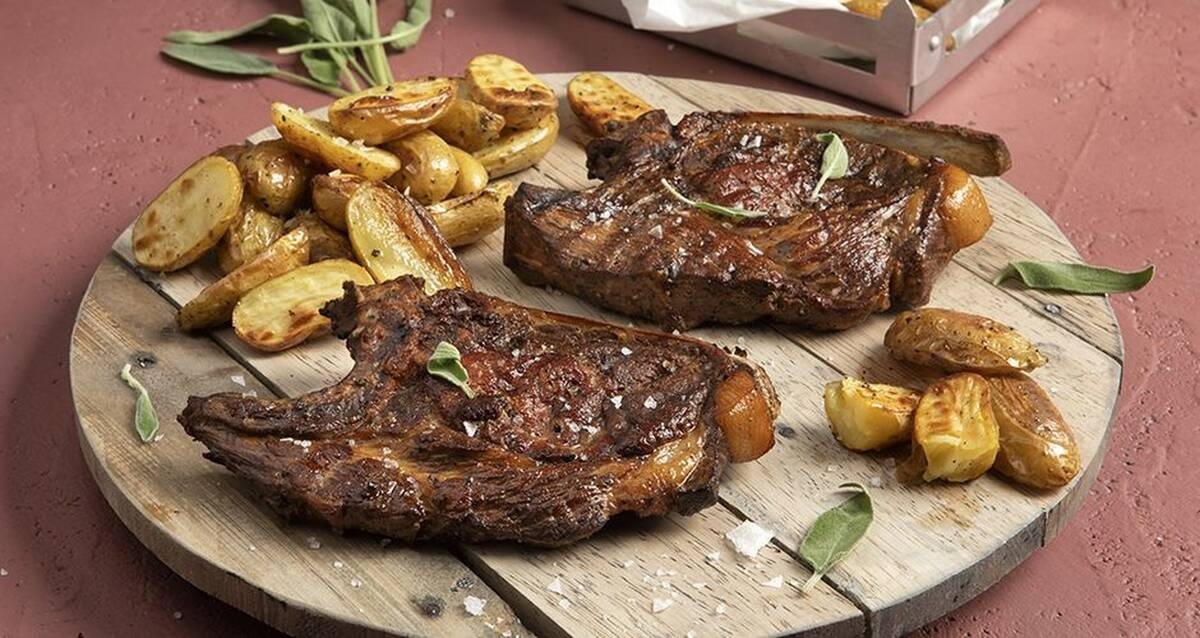 Καπνιστές χοιρινές μπριζόλες από τον Άκη Πετρετζίκη