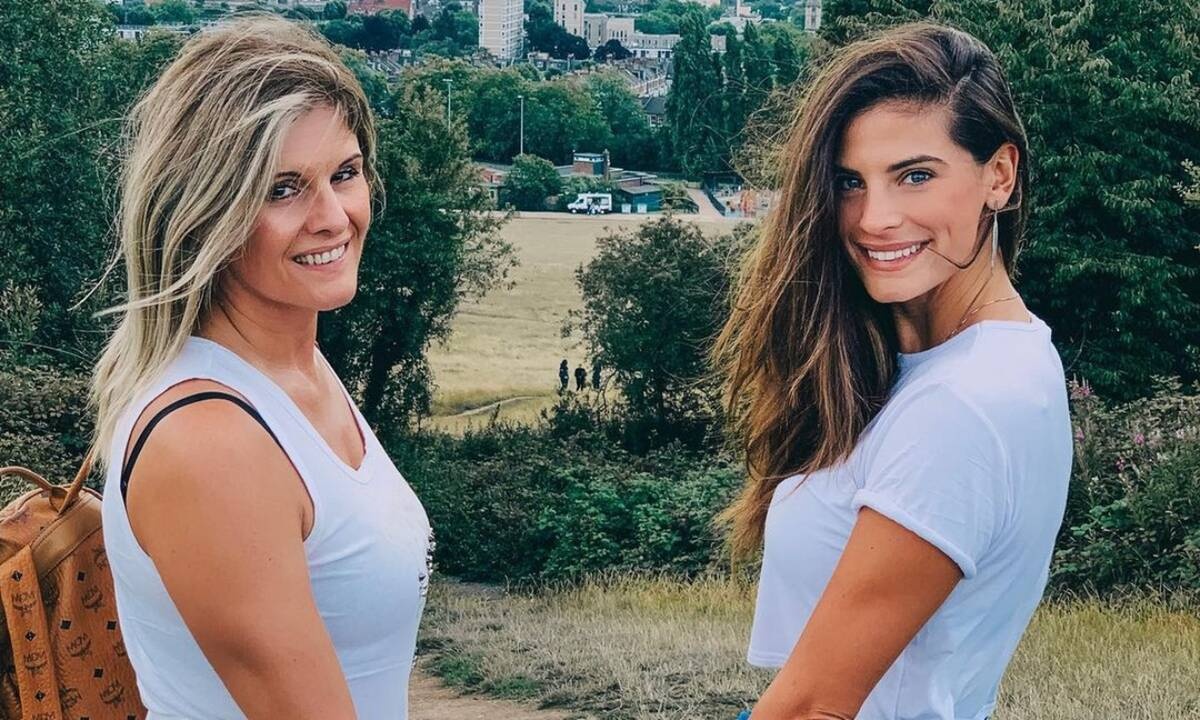 Οι σπάνιες φώτο της Χριστίνας Μπόμπα με την κούκλα μαμά της