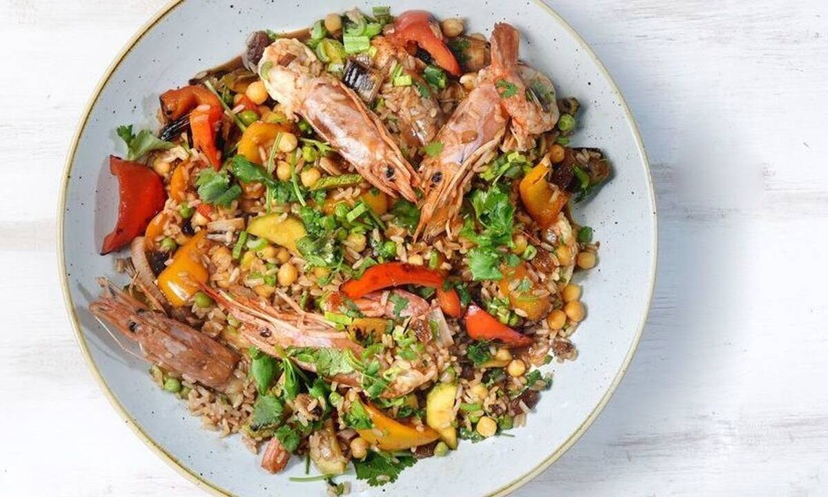 Γαρίδες με καστανό ρύζι από τον Άκη Πετρετζίκη