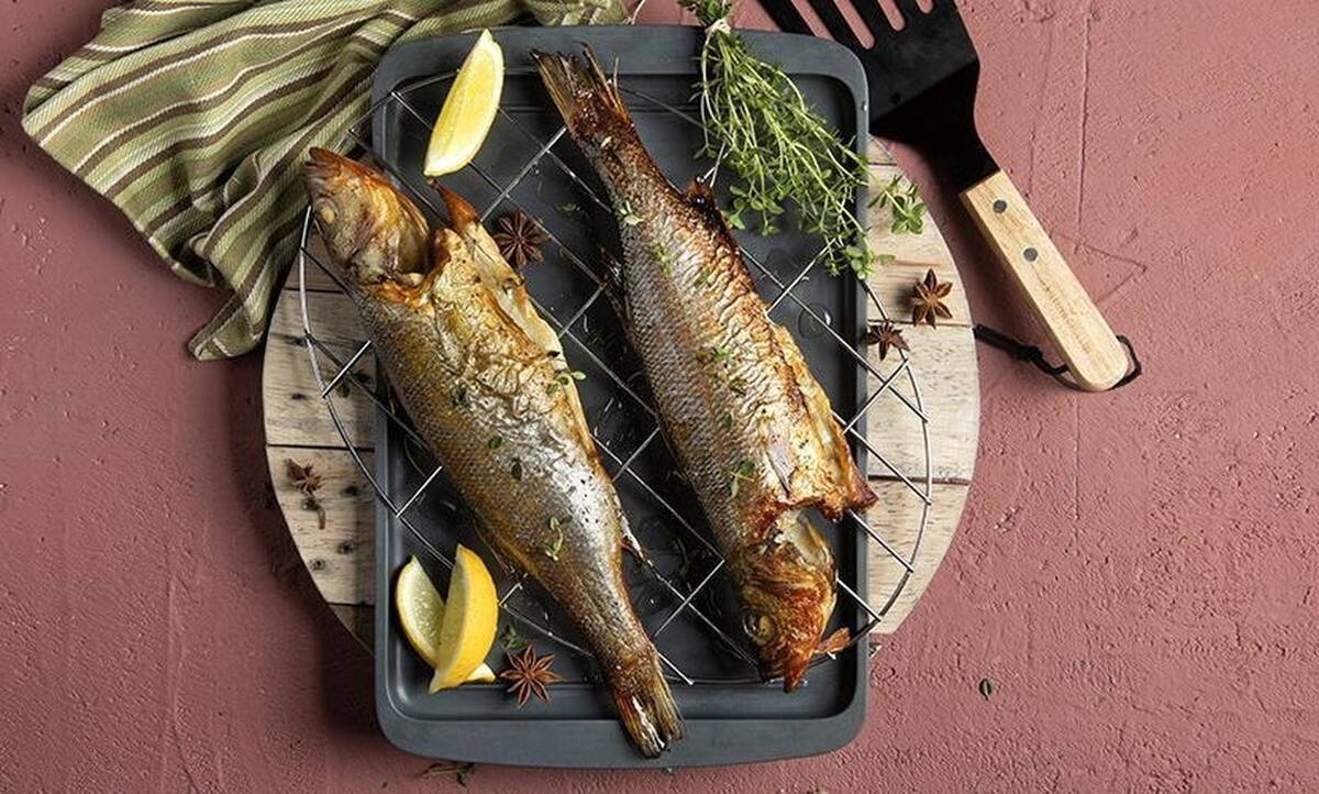 Καπνιστό λαβράκι από τον Άκη Πετρετζίκη