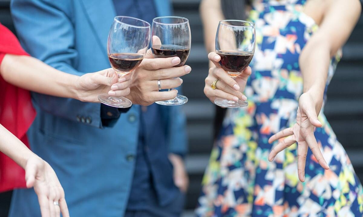 Αλκοόλ: Με ποιο τρόπο διευκολύνει τη μετάδοση του κορονοϊού