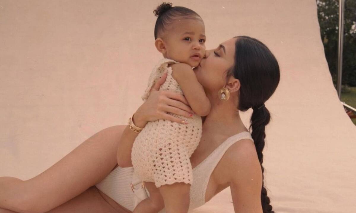 Kylie Jenner και Stormi φορούν ίδια ρούχα και είναι ό,τι πιο cute θα δεις